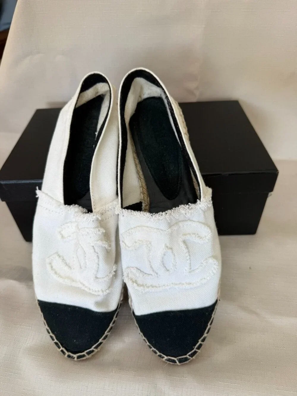 Authentic Chanel CC Canvas Espadrilles White Black Cap Toe Flats 39 11P Spain
